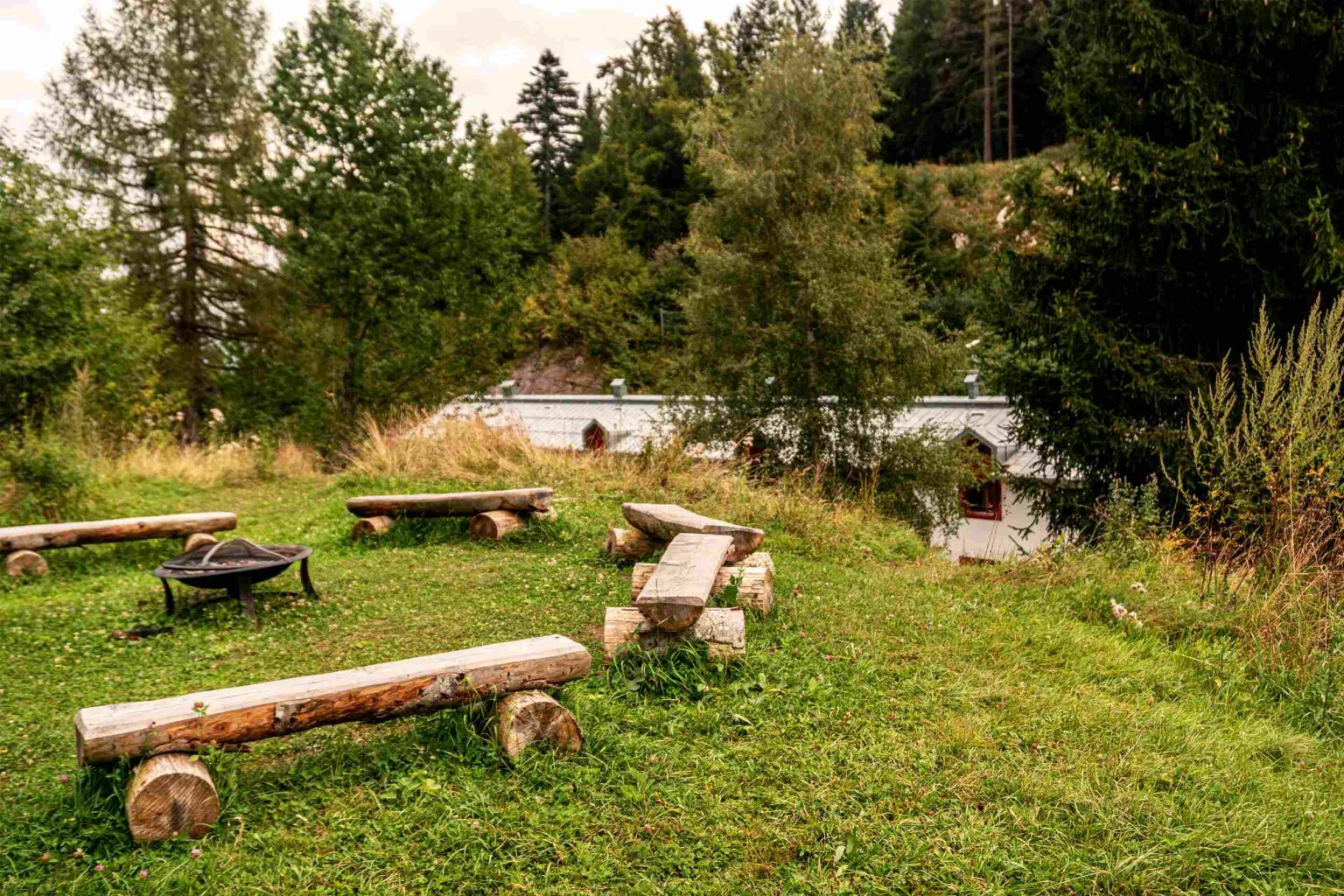CASA-SANTEL-esterno-prato-panchine-bosco