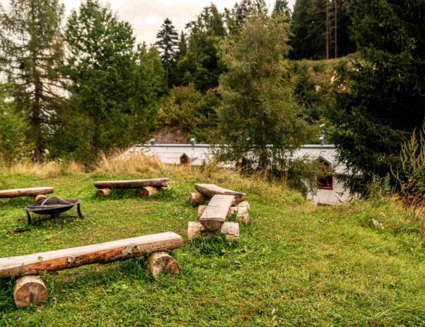 CASA-SANTEL-esterno-prato-panchine-bosco